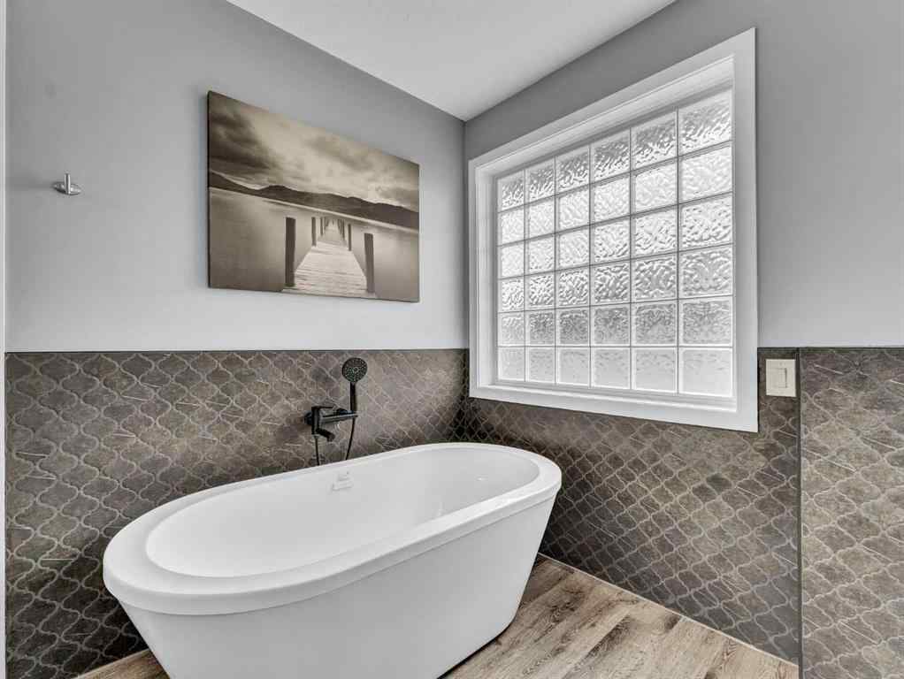 MLS® A2252382 - 23 Vista Avenue SE in SE Southridge Medicine Hat, Residential