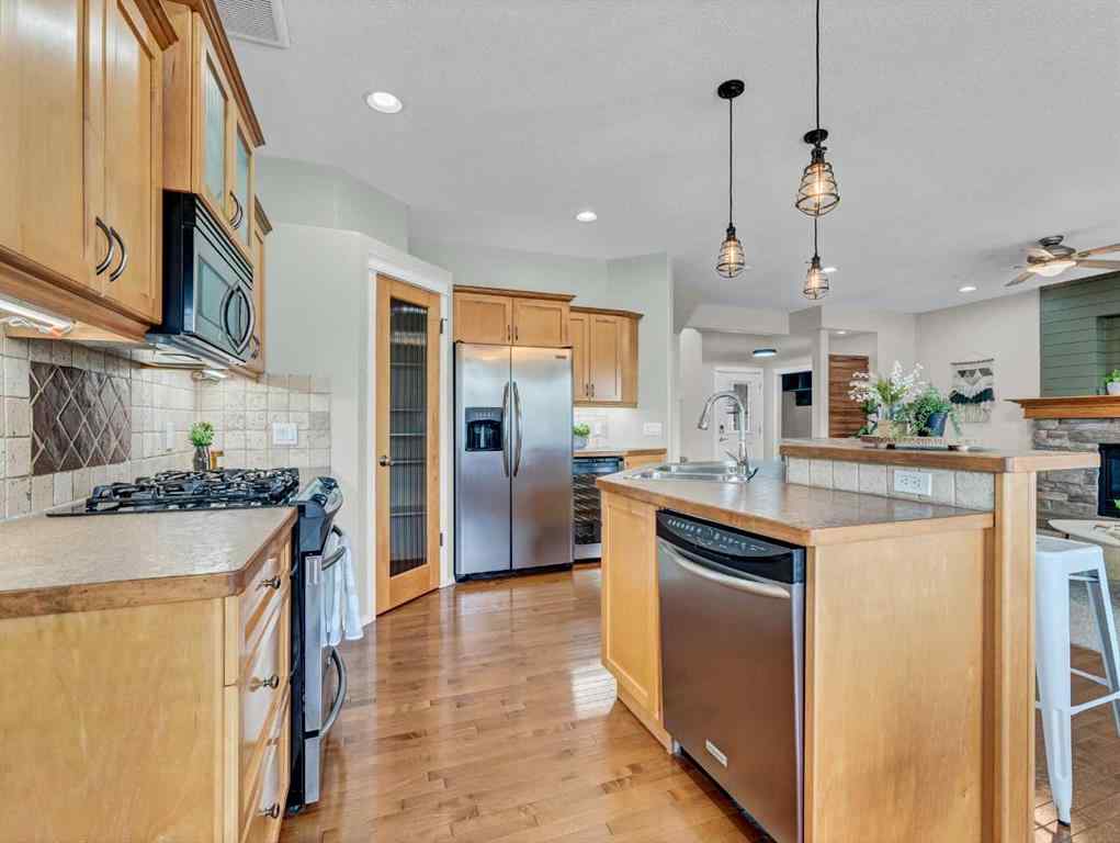 MLS® A2252382 - 23 Vista Avenue SE in SE Southridge Medicine Hat, Residential