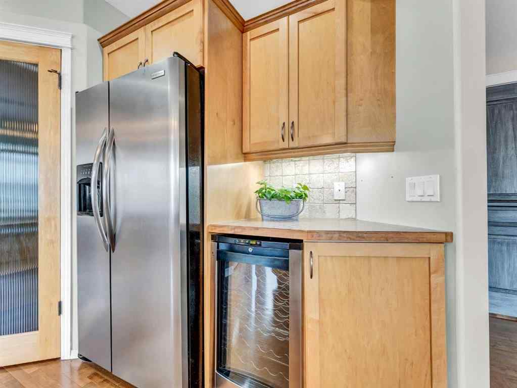 MLS® A2252382 - 23 Vista Avenue SE in SE Southridge Medicine Hat, Residential