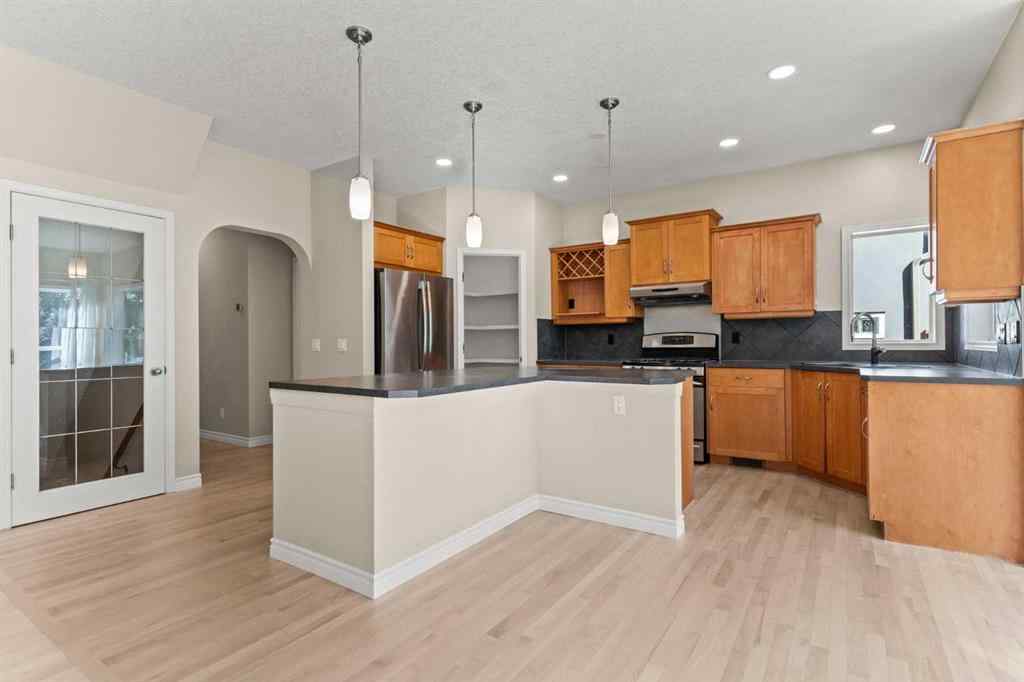 MLS® A2252487 - 16 Shawbrooke Park SW in Shawnessy Calgary, Residential