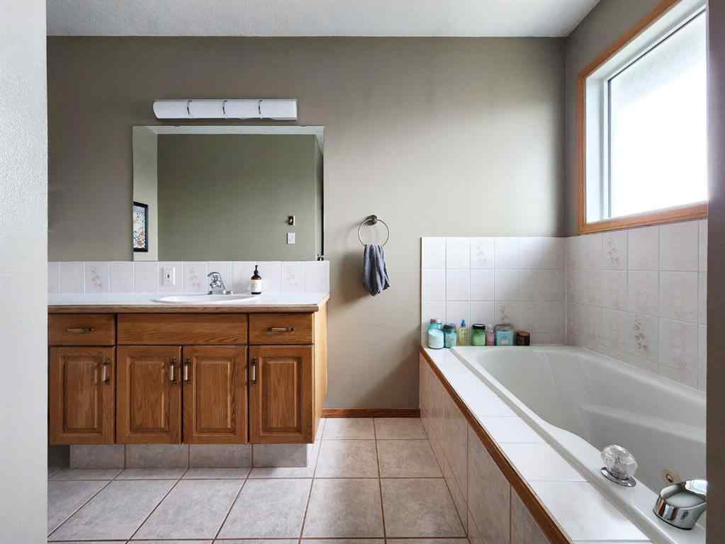 MLS® A2252624 - 1217 Great Lakes Place S in Redwood Lethbridge, Residential