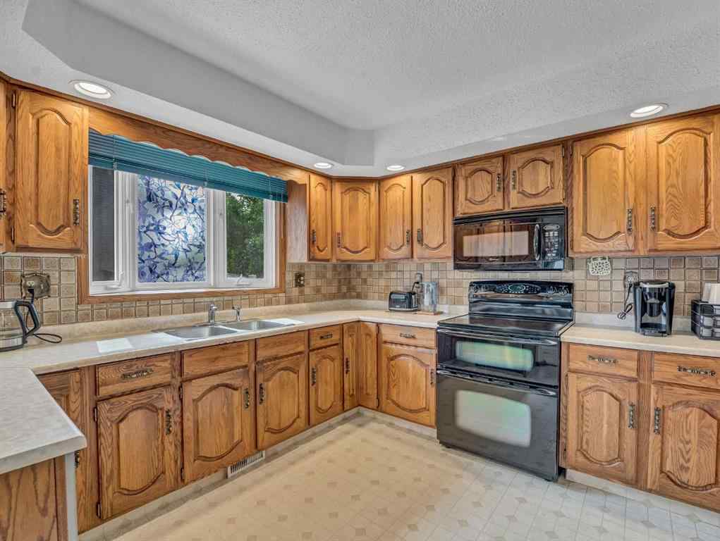 MLS® A2252734 - 38 Rossland Crescent SE in Ross Glen Medicine Hat, Residential