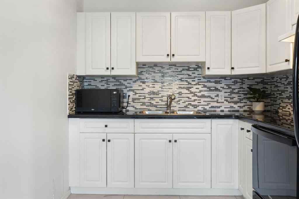 MLS® A2253082 - Unit #302 4327 75 Street NW in Bowness Calgary, Residential