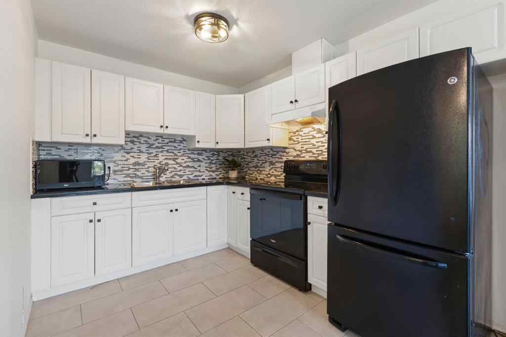 MLS® A2253082 - Unit #302 4327 75 Street NW in Bowness Calgary, Residential