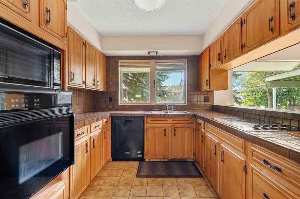 MLS® A2253153 - 427 Willow Grove Crescent SE in Willow Park Calgary, Residential