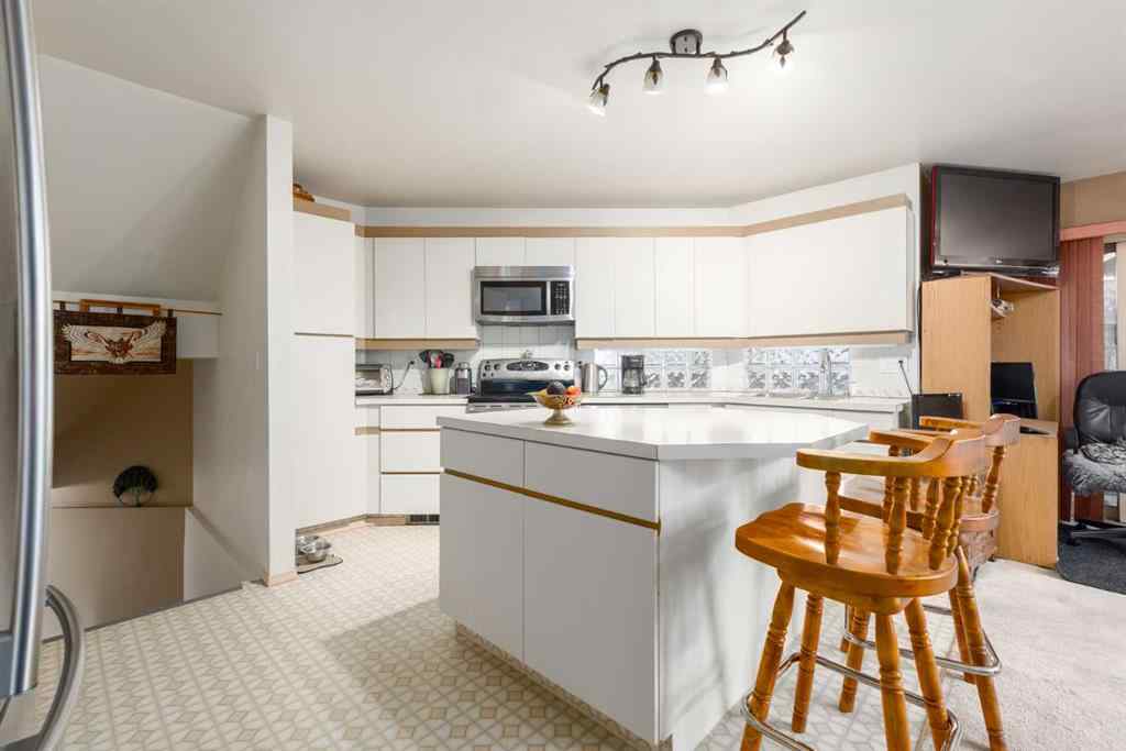 MLS® A2253184 - 2219 Westmount Road NW in West Hillhurst Calgary, Residential