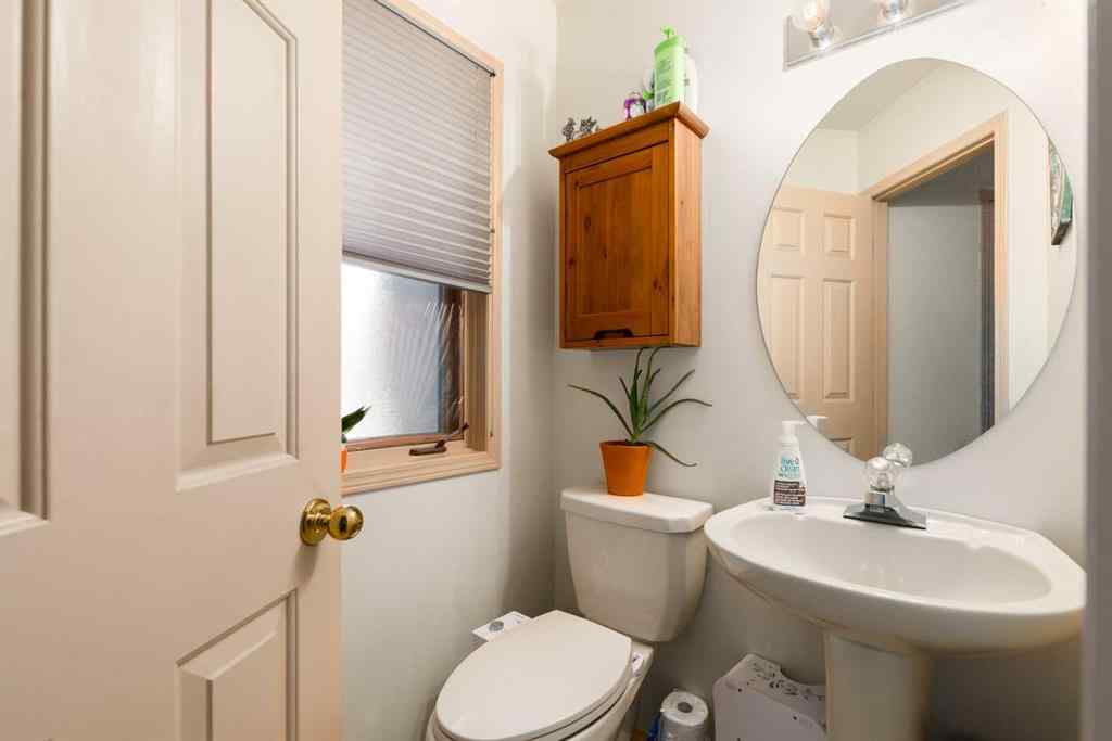 MLS® A2253184 - 2219 Westmount Road NW in West Hillhurst Calgary, Residential