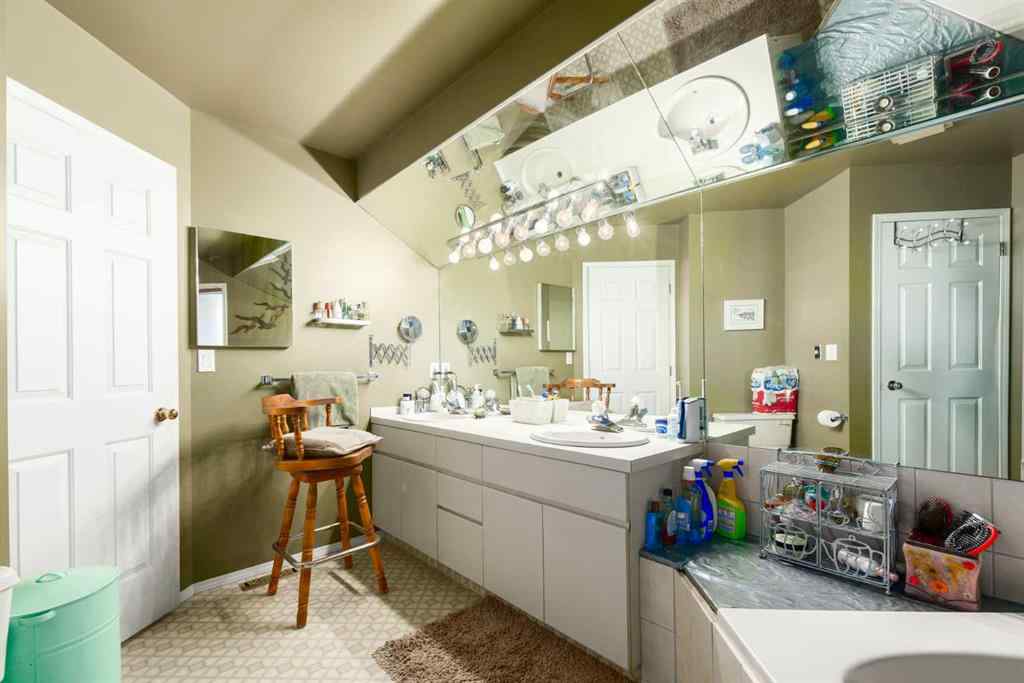 MLS® A2253184 - 2219 Westmount Road NW in West Hillhurst Calgary, Residential