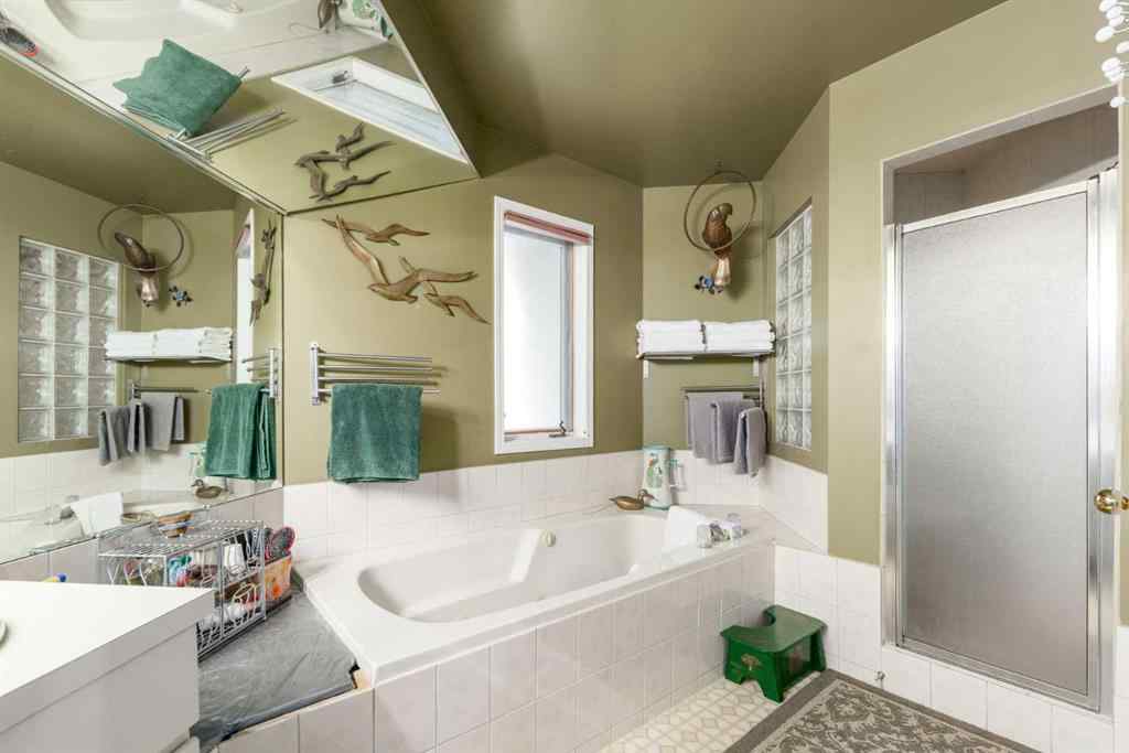 MLS® A2253184 - 2219 Westmount Road NW in West Hillhurst Calgary, Residential