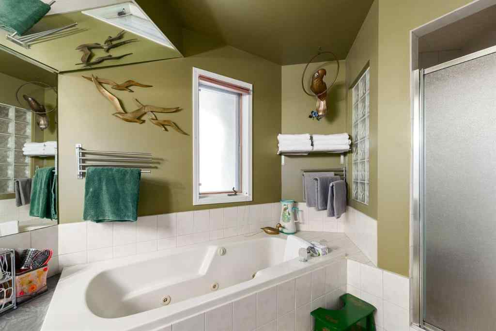 MLS® A2253184 - 2219 Westmount Road NW in West Hillhurst Calgary, Residential