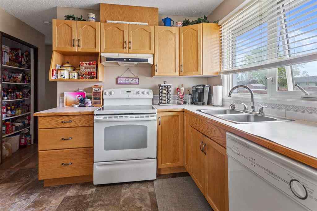 MLS® A2253217 - 4204 72 Street  in Duggan Park Camrose, Residential