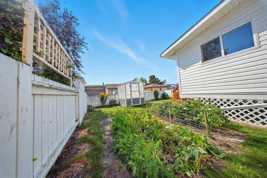 MLS® A2253275 - 4638 48A Avenue Close  in Central Core Sylvan Lake, Residential