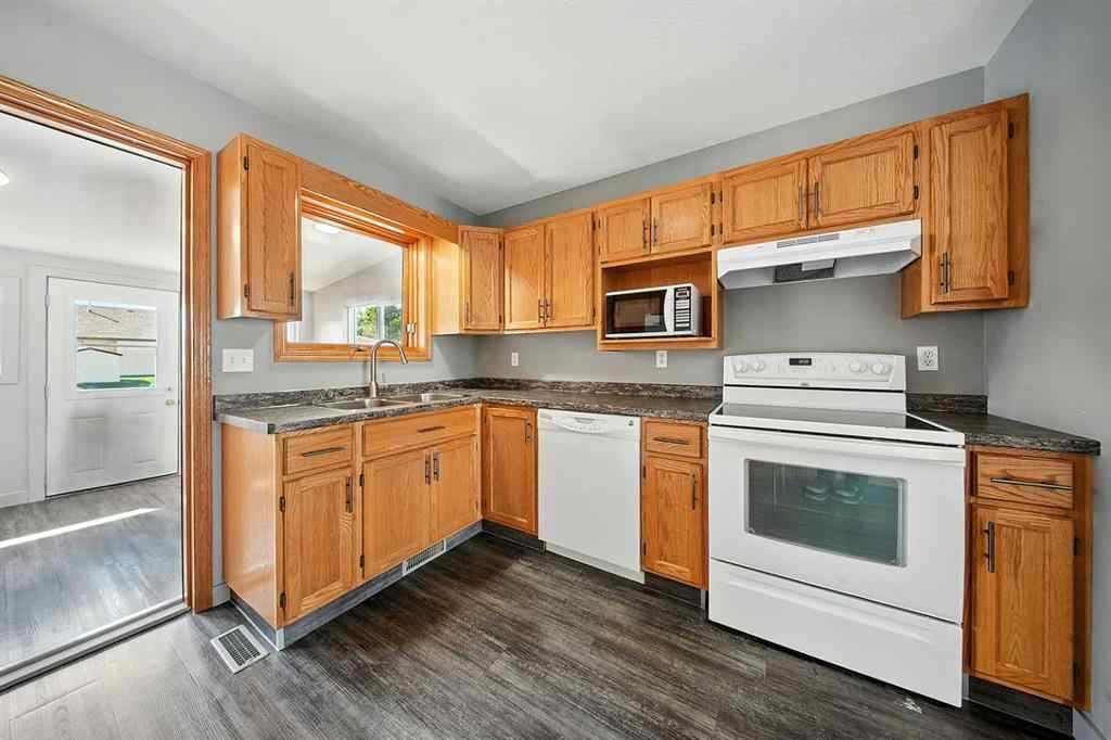 MLS® A2253275 - 4638 48A Avenue Close  in Central Core Sylvan Lake, Residential