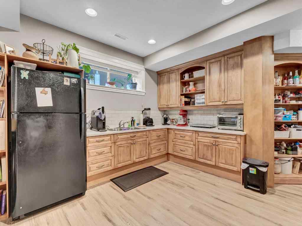 MLS® A2253323 - 102 Sundown Road SW in SE Southridge Medicine Hat, Residential