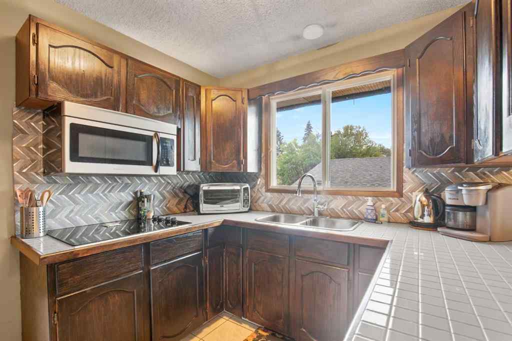MLS® A2253360 - 5248 37 Street   in Margodt Innisfail, Residential