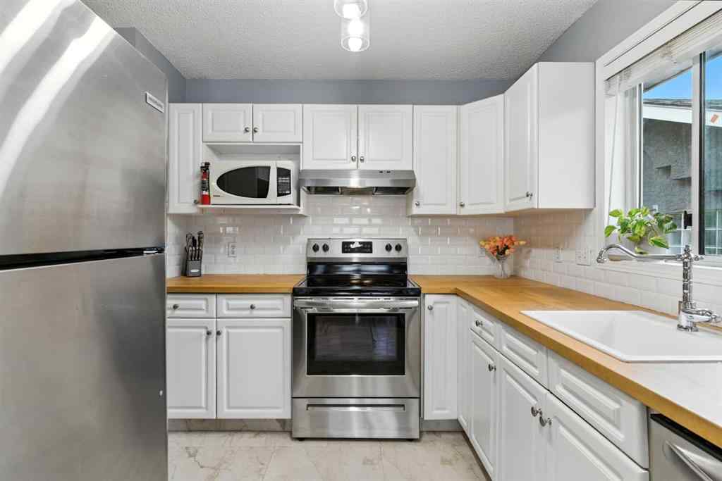 MLS® A2253418 - Unit #2 2207 28 Street SW in Killarney/Glengarry Calgary, Residential