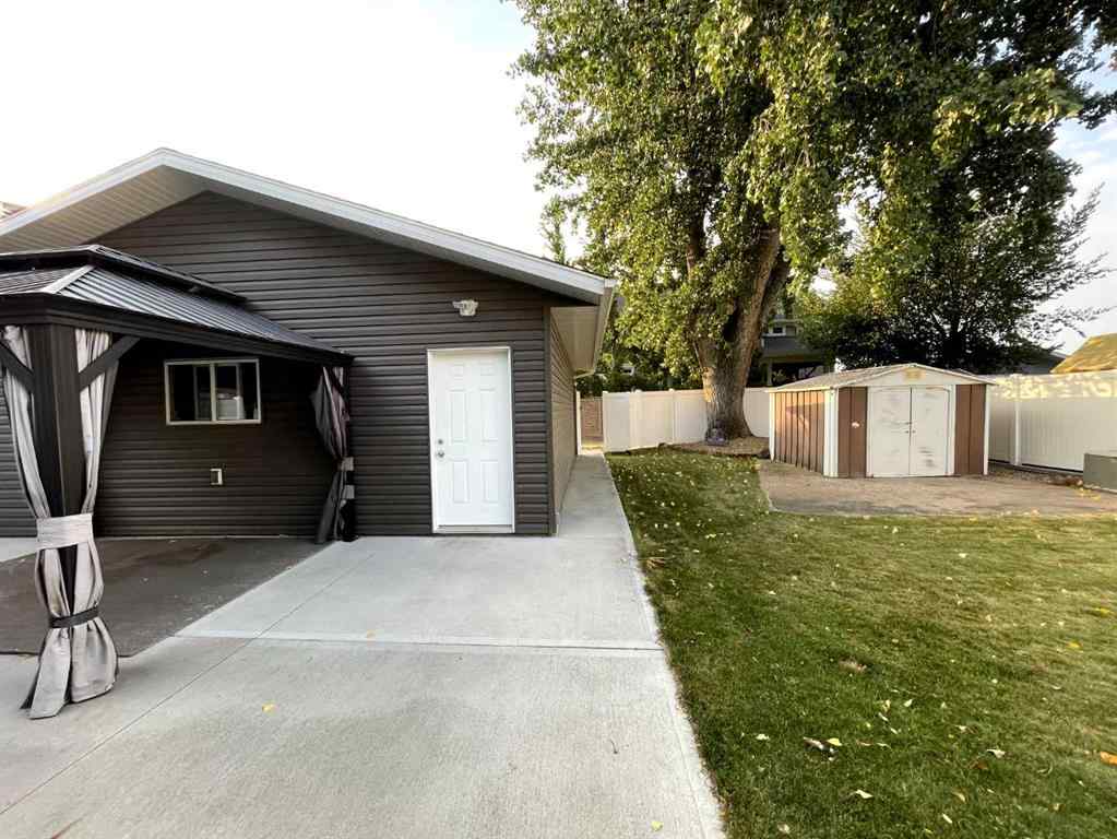 MLS® A2253451 - 449 7 Street NE in Northeast Crescent Heights Medicine Hat, Residential