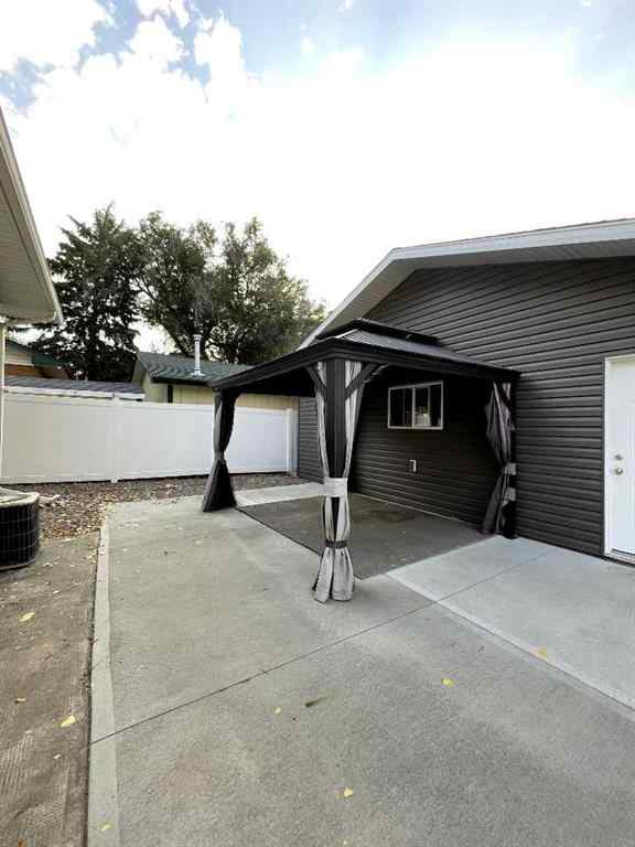 MLS® A2253451 - 449 7 Street NE in Northeast Crescent Heights Medicine Hat, Residential
