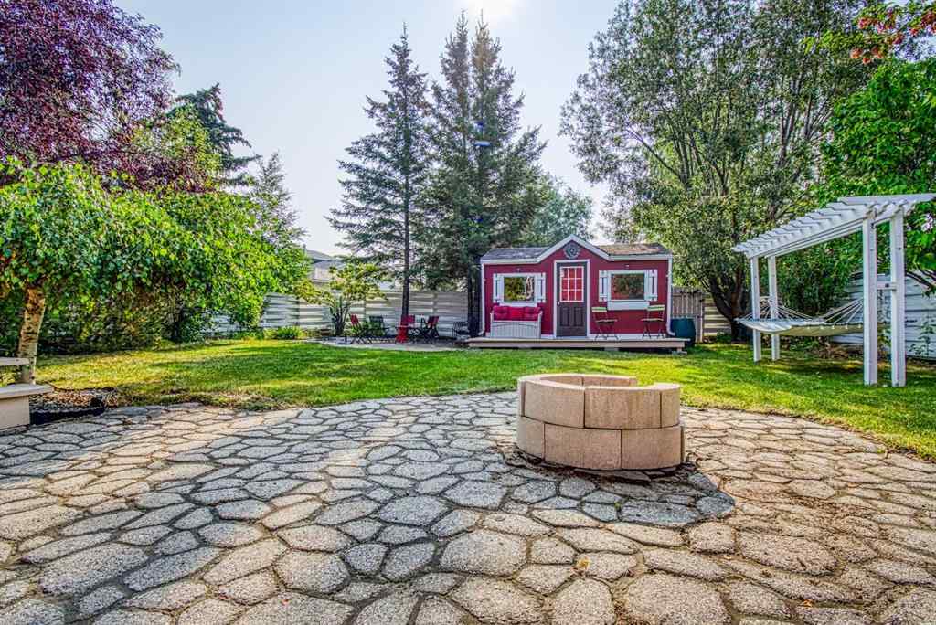 MLS® A2253459 - 718 Oak Drive   in N/A Beaverlodge, Residential