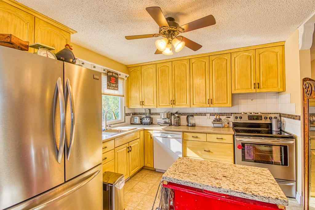 MLS® A2253459 - 718 Oak Drive   in N/A Beaverlodge, Residential