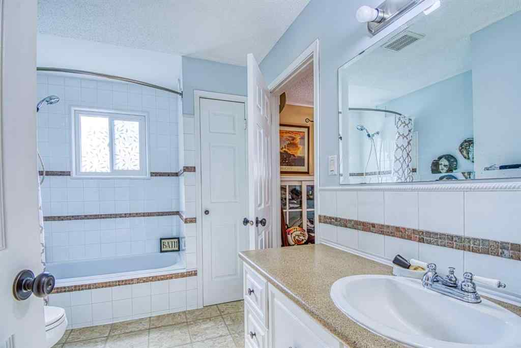 MLS® A2253459 - 718 Oak Drive   in N/A Beaverlodge, Residential