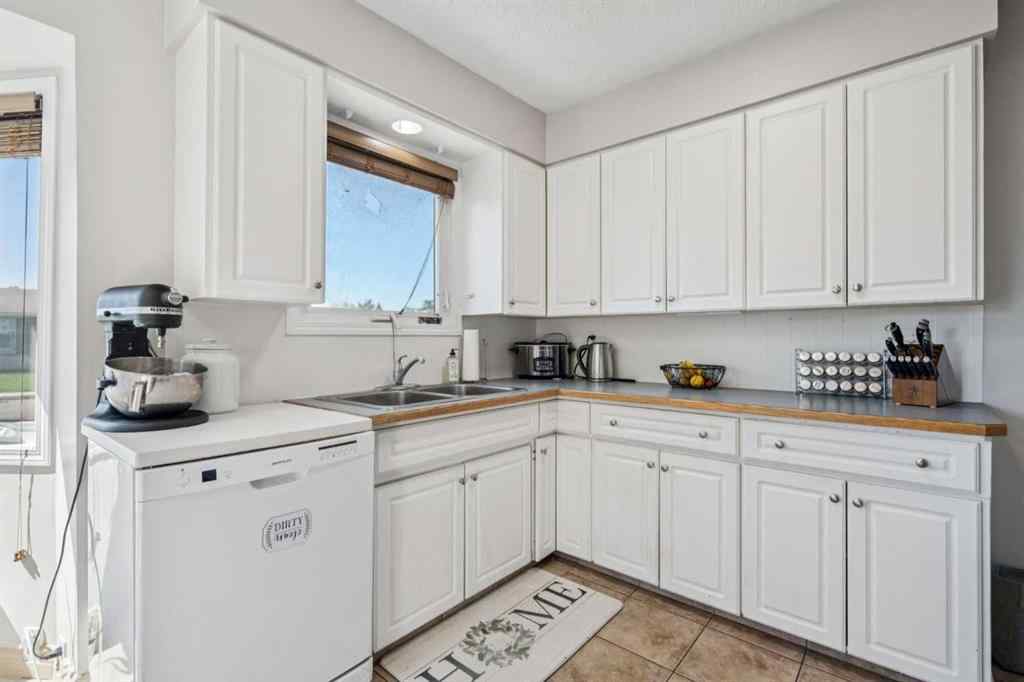 MLS® A2253468 - 5606 50 Street  in NONE Olds, Residential