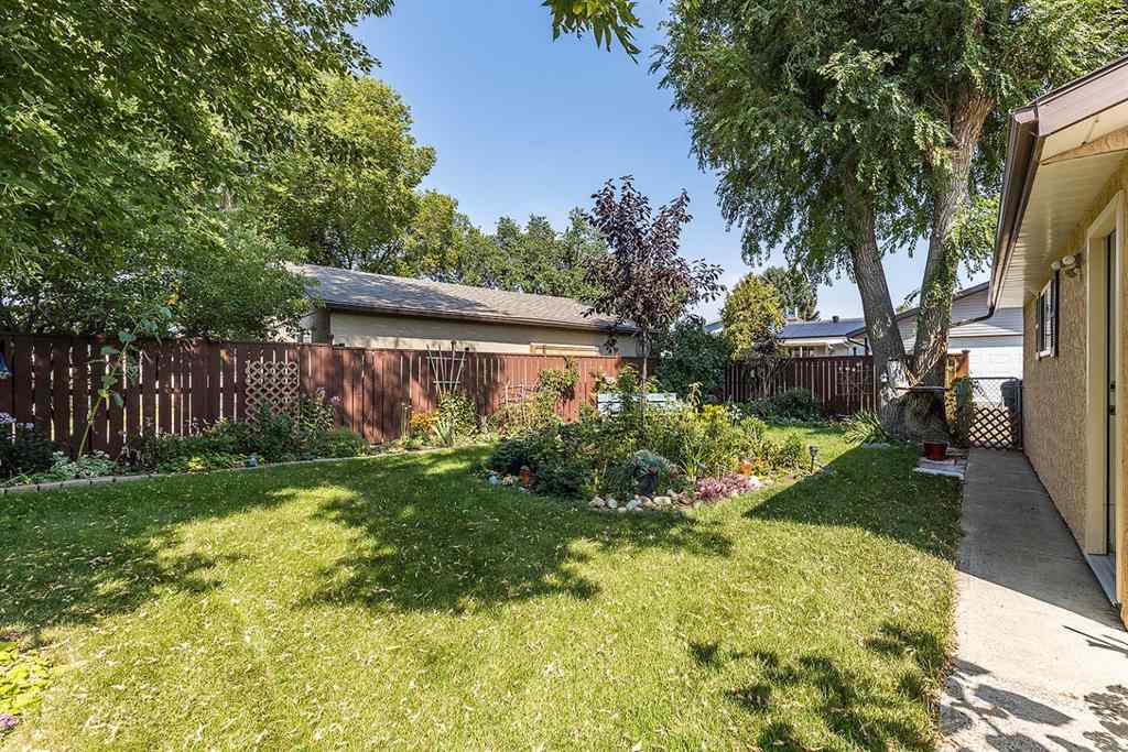 MLS® A2253540 - 735 McCutcheon Drive NW in Northwest Crescent Heights Medicine Hat, Residential