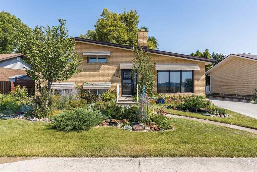 MLS® A2253540 - 735 McCutcheon Drive NW in Northwest Crescent Heights Medicine Hat, Residential