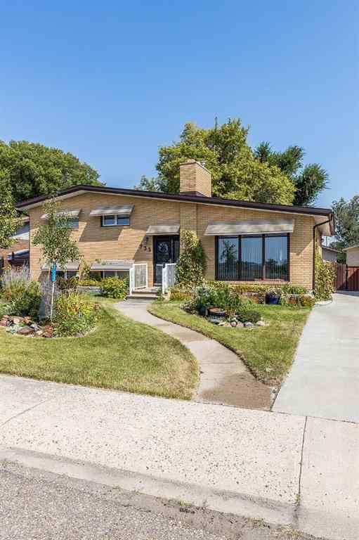 MLS® A2253540 - 735 McCutcheon Drive NW in Northwest Crescent Heights Medicine Hat, Residential