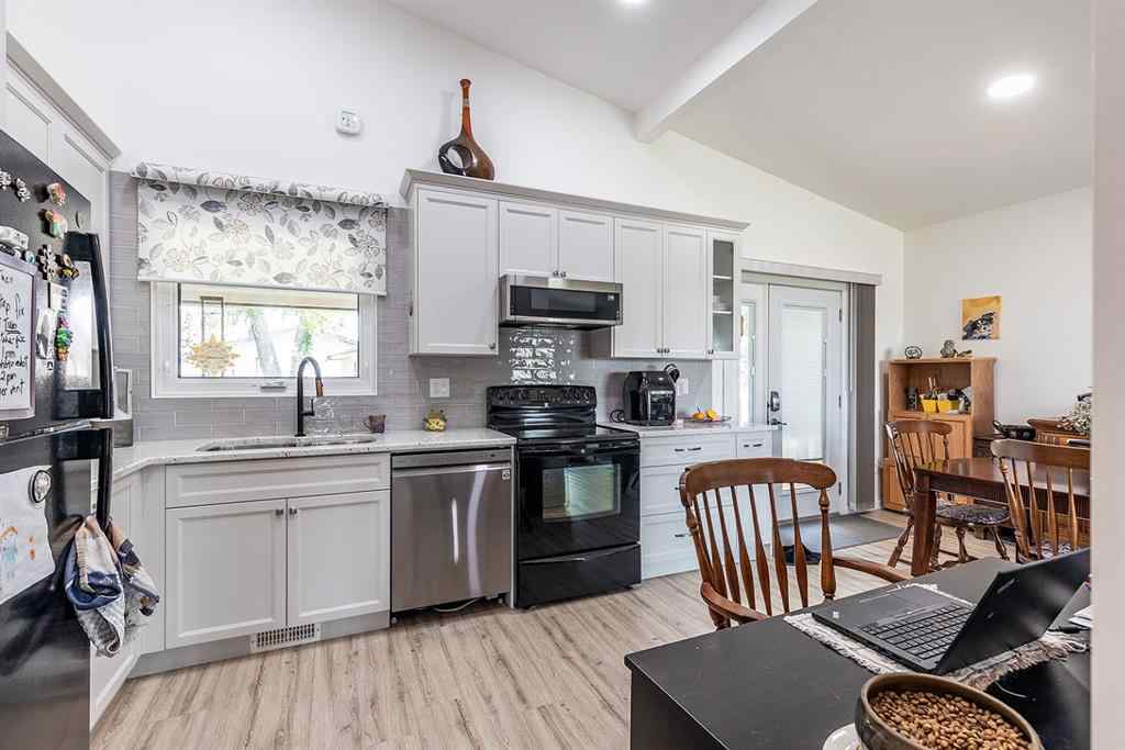 MLS® A2253540 - 735 McCutcheon Drive NW in Northwest Crescent Heights Medicine Hat, Residential
