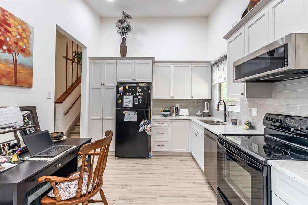 MLS® A2253540 - 735 McCutcheon Drive NW in Northwest Crescent Heights Medicine Hat, Residential