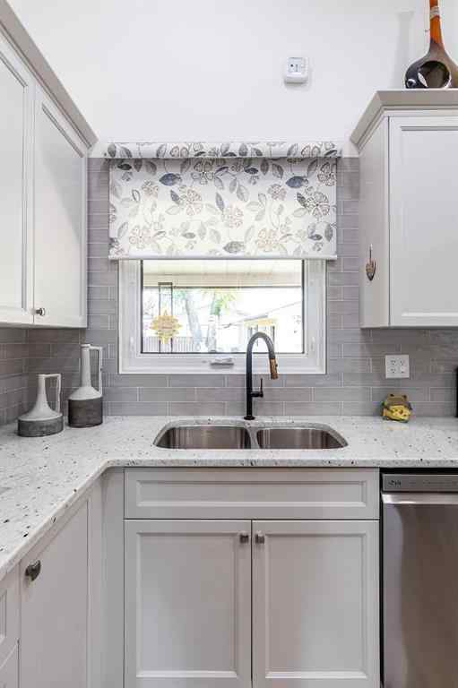 MLS® A2253540 - 735 McCutcheon Drive NW in Northwest Crescent Heights Medicine Hat, Residential
