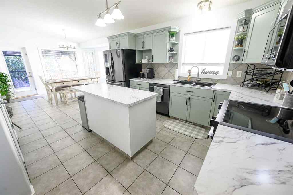 MLS® A2253549 - 9013 128 Avenue  in Crystal Lake Estates Grande Prairie, Residential