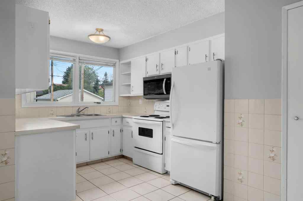 MLS® A2253572 - 71 Queen Alexandra Close SE in Queensland Calgary, Residential