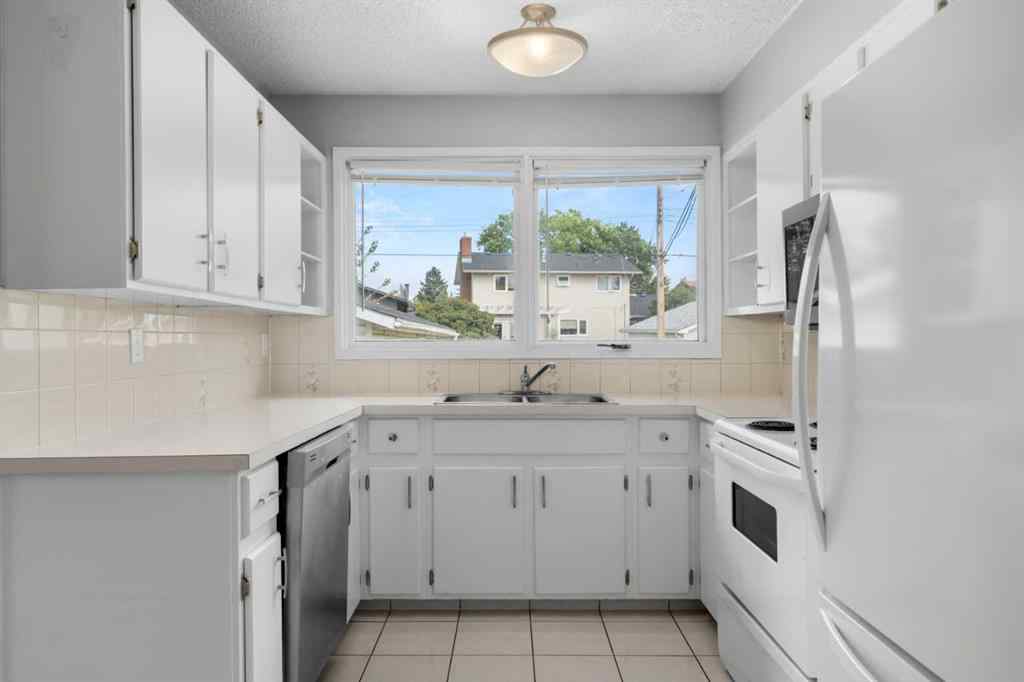 MLS® A2253572 - 71 Queen Alexandra Close SE in Queensland Calgary, Residential