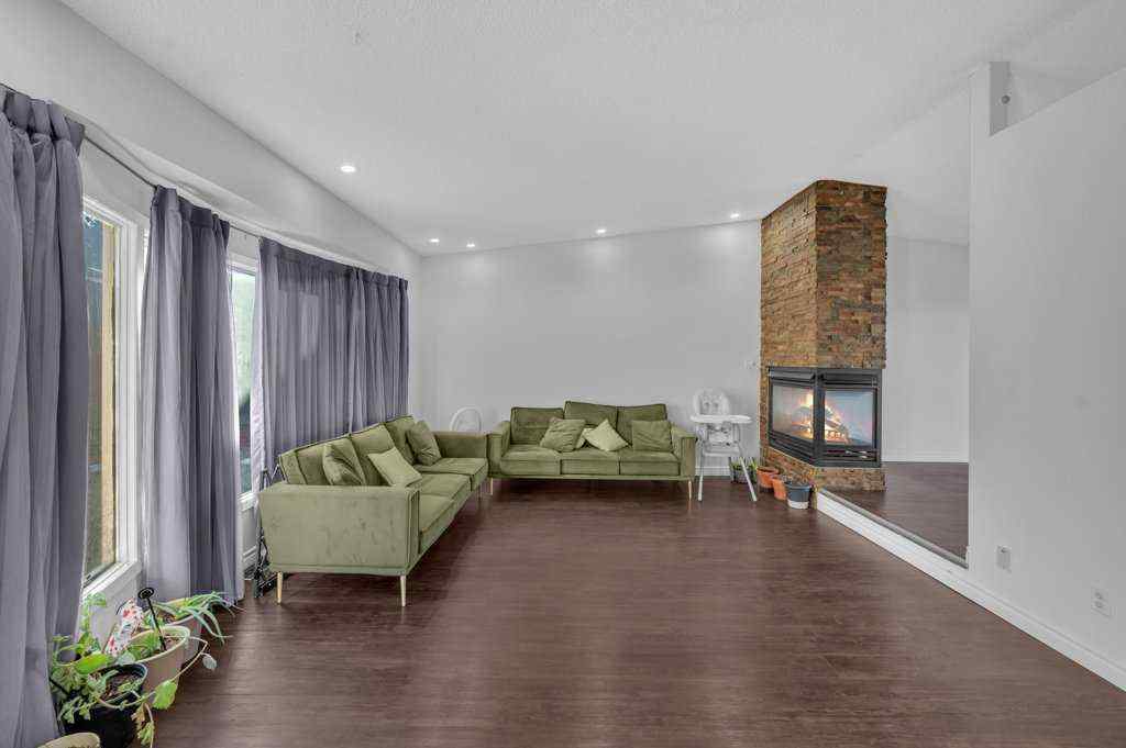 MLS® A2253574 - 64 Castledale Crescent NE in Castleridge Calgary, Residential