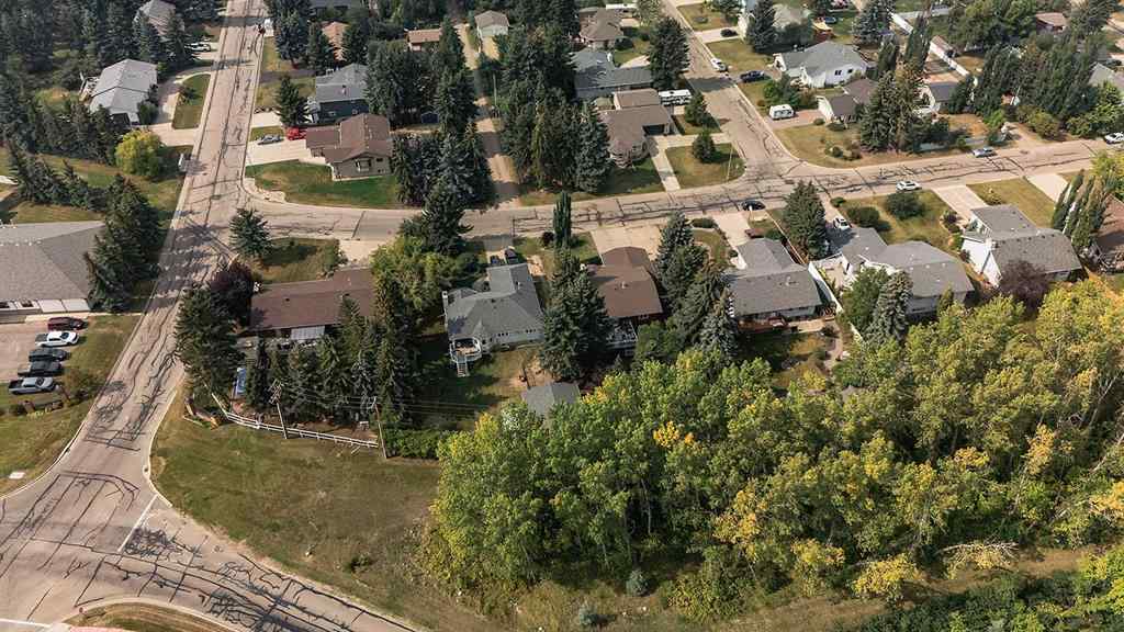 MLS® A2253582 - 8 Petticoat Lane  in English Estates Lacombe, Residential