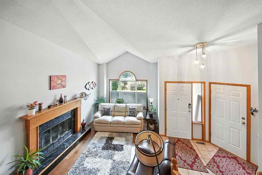 MLS® A2253582 - 8 Petticoat Lane  in English Estates Lacombe, Residential