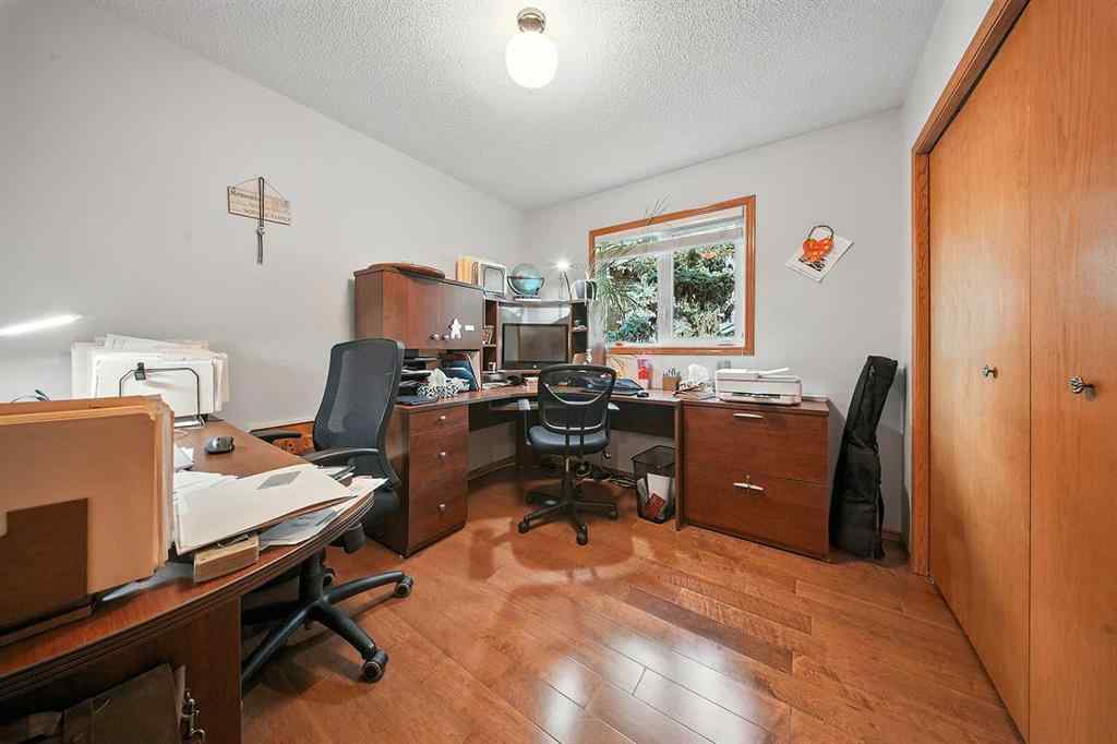 MLS® A2253582 - 8 Petticoat Lane  in English Estates Lacombe, Residential
