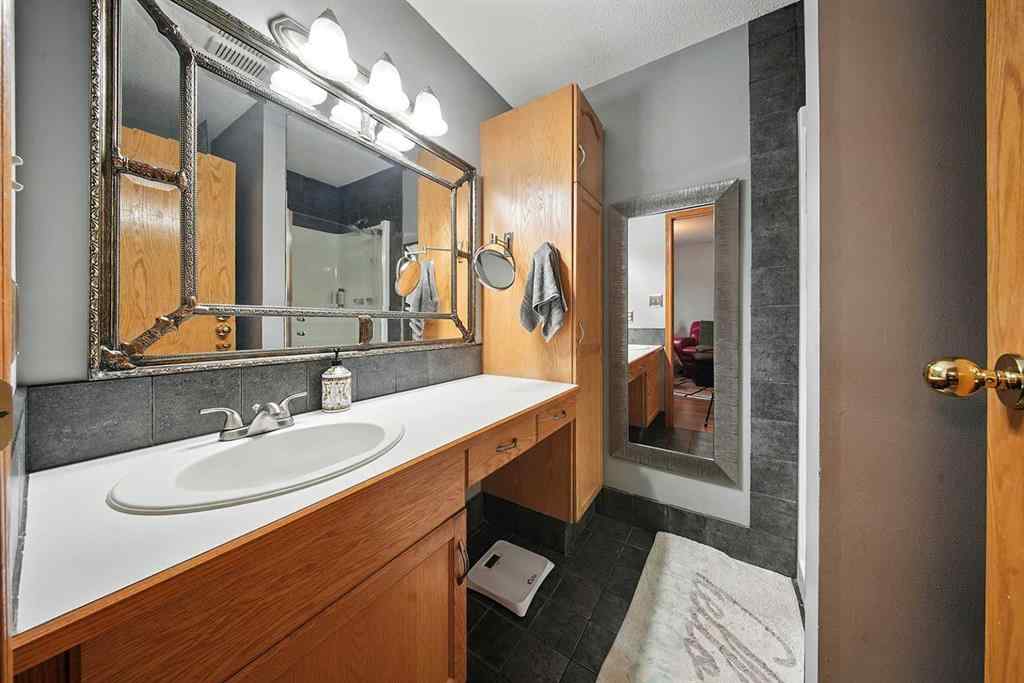 MLS® A2253582 - 8 Petticoat Lane  in English Estates Lacombe, Residential