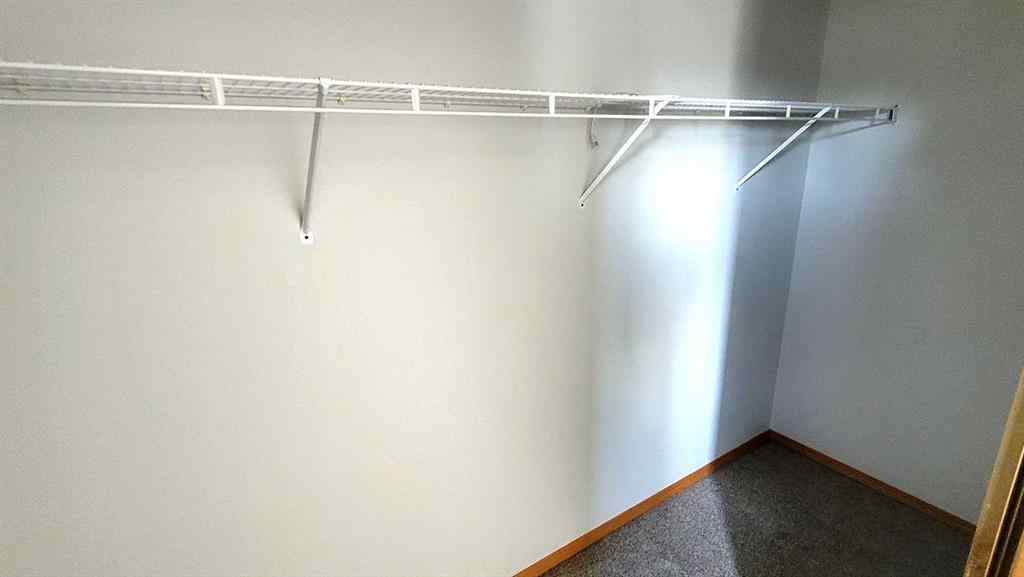 MLS® A2253620 - 215 Killarney Glen Court SW in Killarney/Glengarry Calgary, Residential