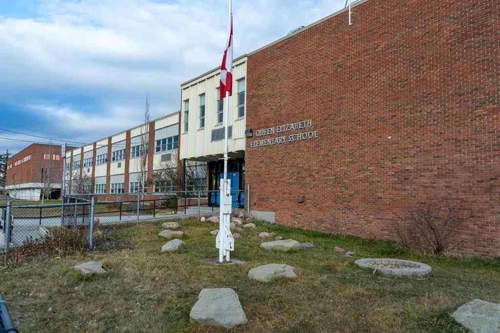 MLS® A2253662 - 2231 2 Avenue NW in West Hillhurst Calgary, Residential