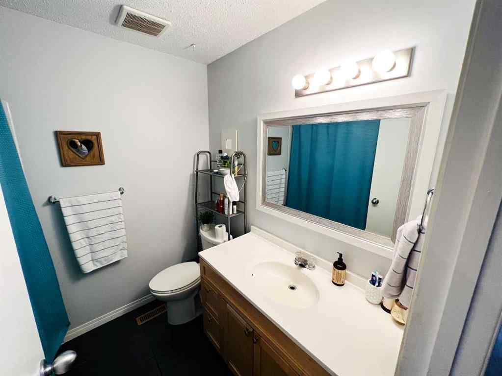 MLS® A2253693 - 7825A 33 Avenue NW in Bowness Calgary, Residential
