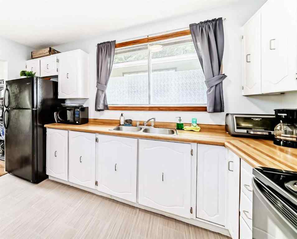 MLS® A2253693 - 7825A 33 Avenue NW in Bowness Calgary, Residential