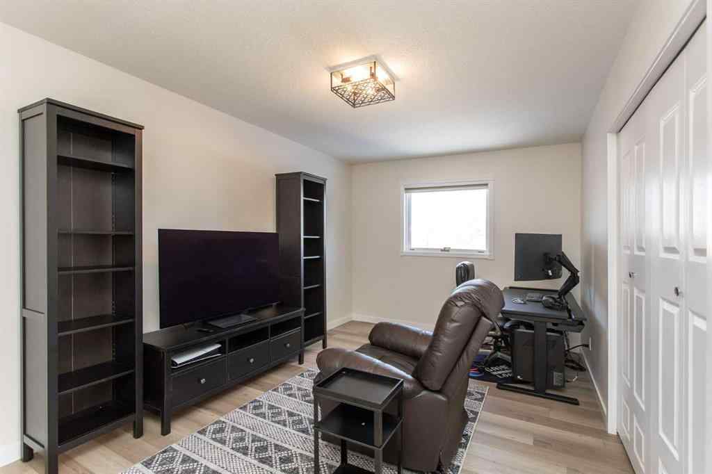 MLS® A2253810 - 10 Pickwick Lane  in English Estates Lacombe, Residential