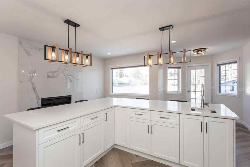 MLS® A2253810 - 10 Pickwick Lane  in English Estates Lacombe, Residential