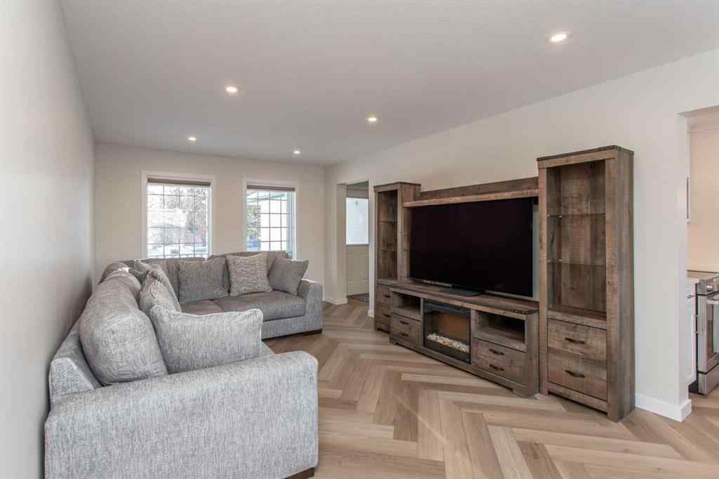 MLS® A2253810 - 10 Pickwick Lane  in English Estates Lacombe, Residential