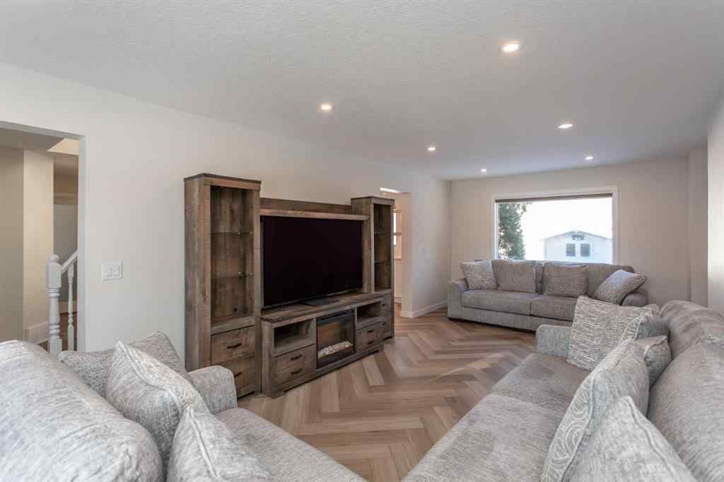 MLS® A2253810 - 10 Pickwick Lane  in English Estates Lacombe, Residential