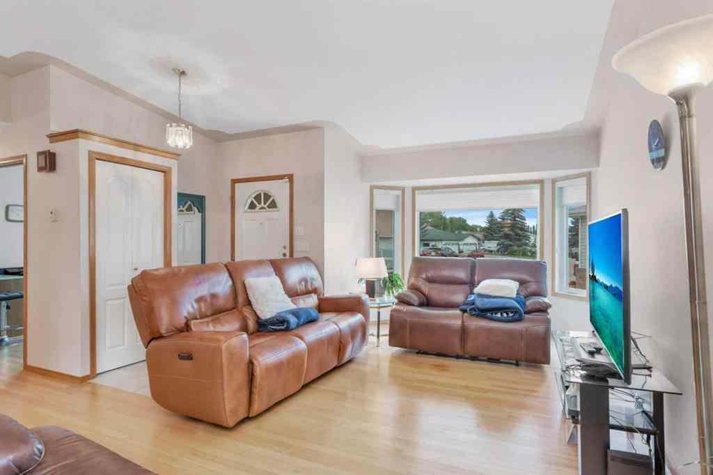 MLS® A2253927 - 21 Dunn Close  in Deer Park Village Red Deer, Residential
