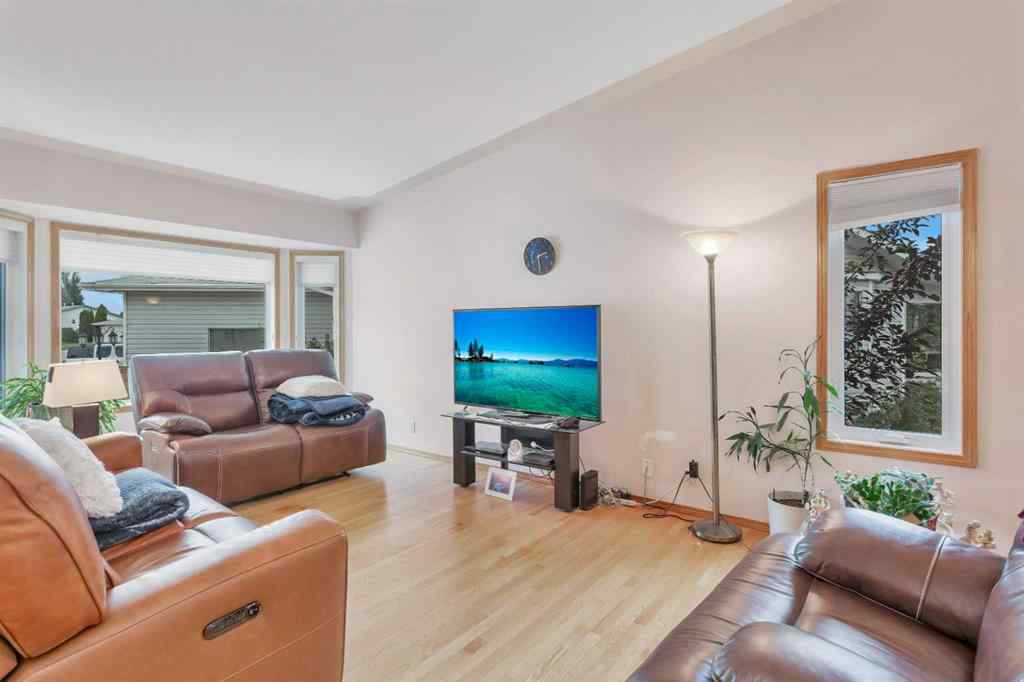 MLS® A2253927 - 21 Dunn Close  in Deer Park Village Red Deer, Residential